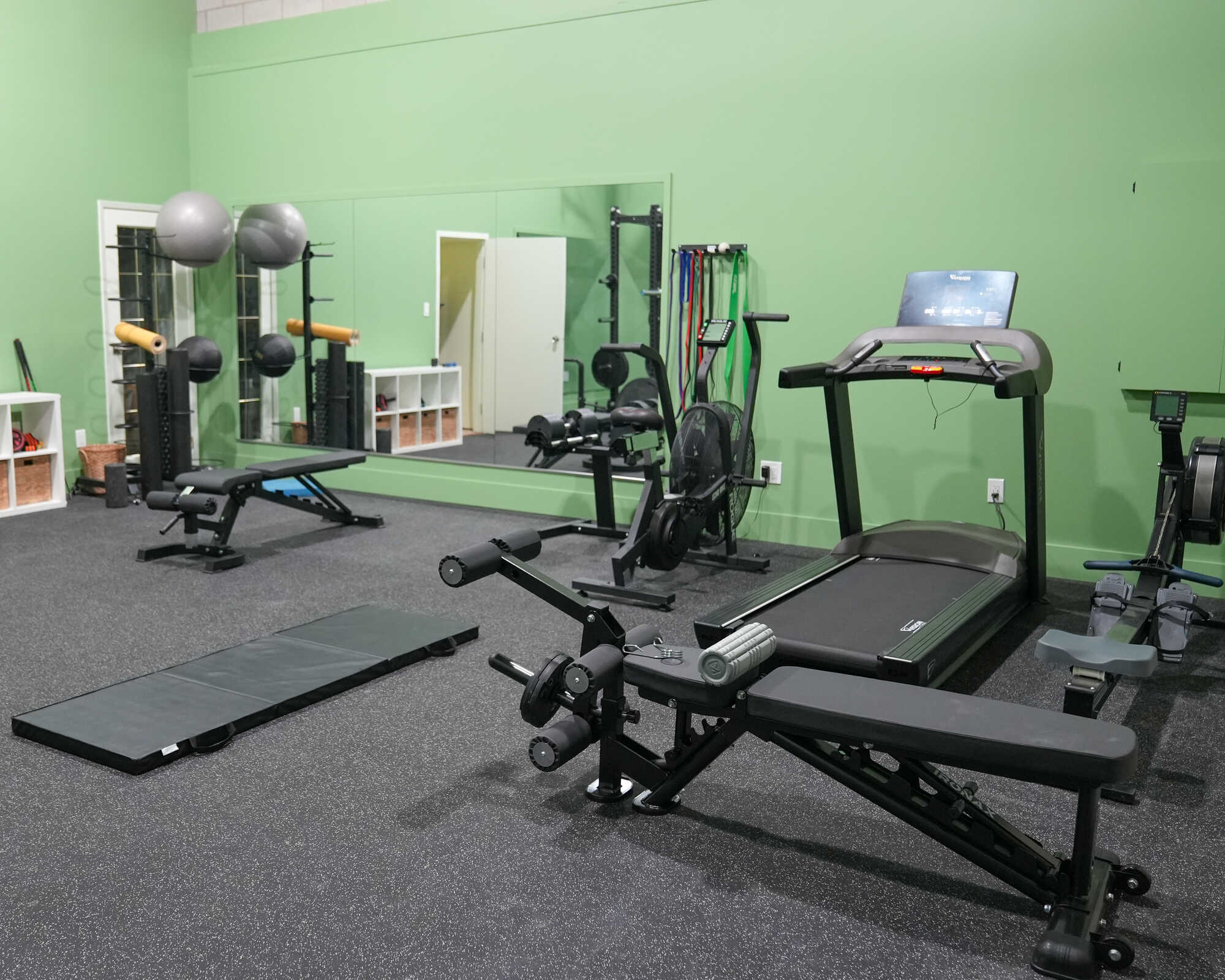 live-right-physio-physiotherapy-clinic-gym-equipment-treadmill-echo-crossfit-bike