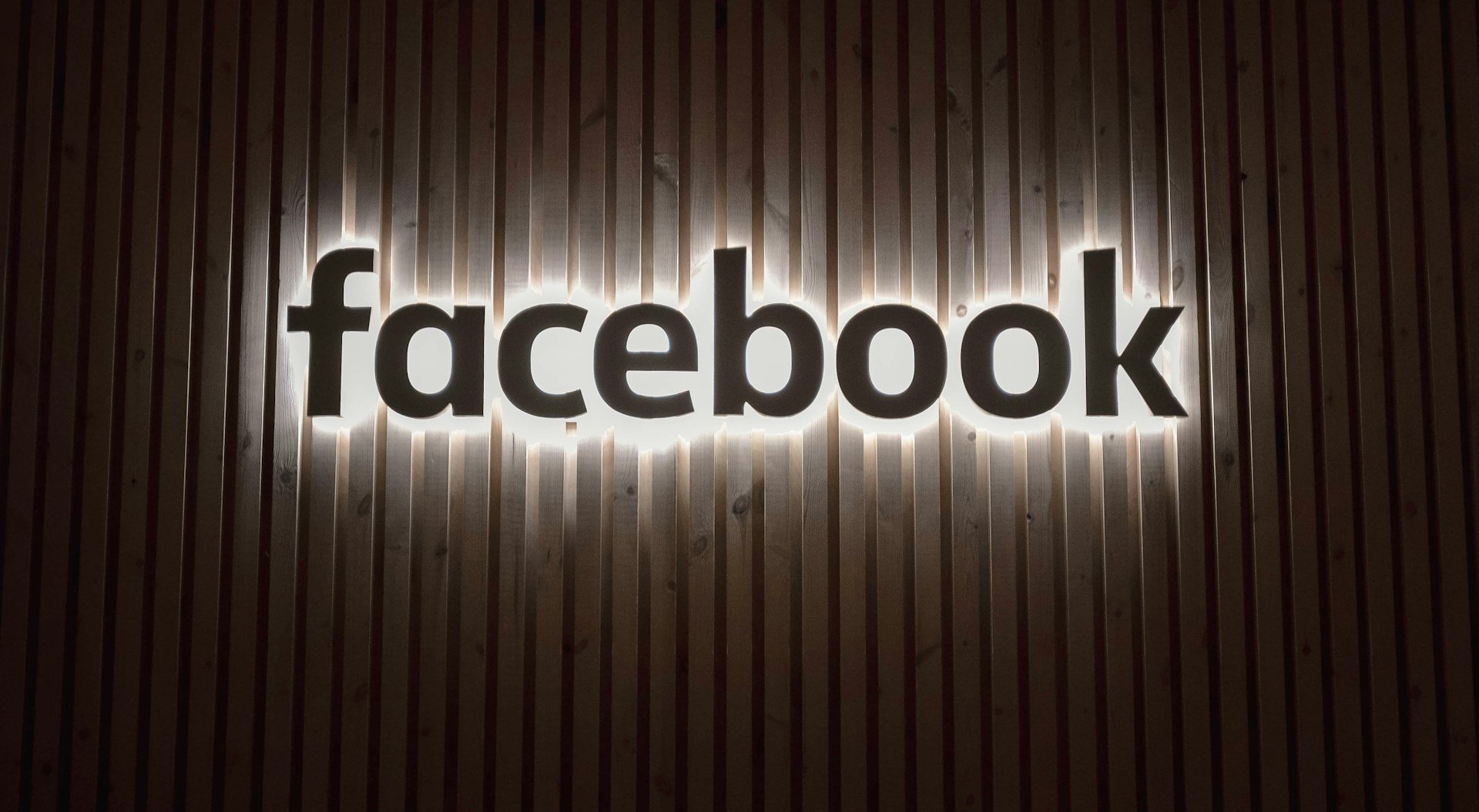 facebook-ai-algorithm-how-it-works-facebook-neon-sign